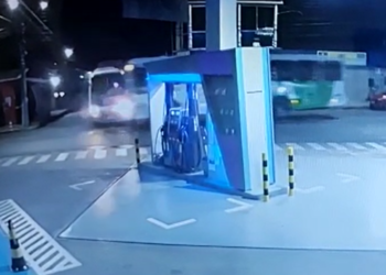 Vídeo: Ônibus bate em transporte público, drogaria fica destruída e seis pessoas se ferem em Manaus