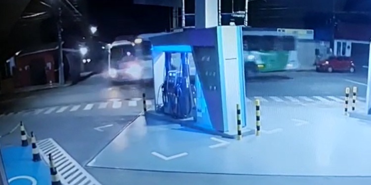 Vídeo: Ônibus bate em transporte público, drogaria fica destruída e seis pessoas se ferem em Manaus