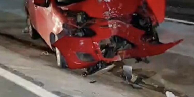 Em Iranduba, mulher morre após o carro que era dirigido pelo filho bater em poste; ele cochilou