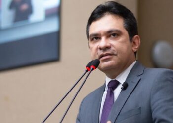 Em busca de votos, Álvaro Campelo justifica faltas, defende CPI vazia e explica briga no trânsito