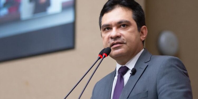 Em busca de votos, Álvaro Campelo justifica faltas, defende CPI vazia e explica briga no trânsito