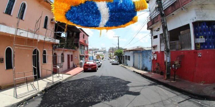 Alvorada: rua da Copa recebe asfalto novo e prepara ornamentação para torcer pelo hexa