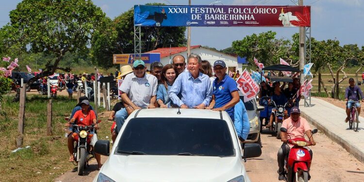 Em mais um giro pelo interior, Arthur é consagrado em Parintins e Barreirinha