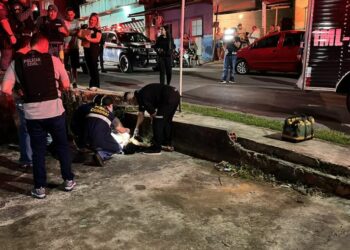 Homem leva 11 tiros e cai morto sentado em calçada no bairro Cidade de Deus