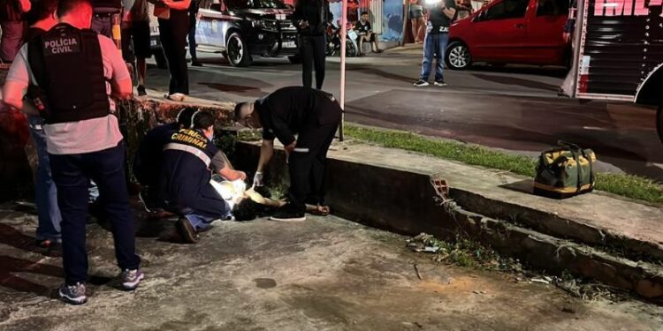 Homem leva 11 tiros e cai morto sentado em calçada no bairro Cidade de Deus