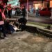 Homem leva 11 tiros e cai morto sentado em calçada no bairro Cidade de Deus
