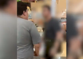Vídeo: Após dar tapa na ex-mulher em shopping, homem leva soco de desconhecido
