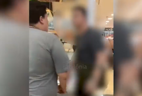 Vídeo: Após dar tapa na ex-mulher em shopping, homem leva soco de desconhecido
