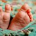 Bebê de 8 meses morre desnutrido nos braços da tia de 11 anos; pais são usuários de drogas