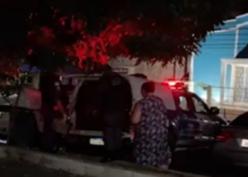 Casal com o filho de 1 ano no colo é atropelado e bebê é arremessado no Centro de Manaus