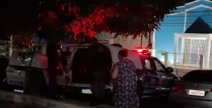 Casal com o filho de 1 ano no colo é atropelado e bebê é arremessado no Centro de Manaus