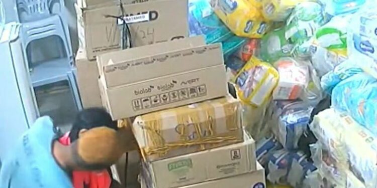 É o amor! Casal do crime troca beijo apaixonado na frente de câmeras durante assalto à drogaria