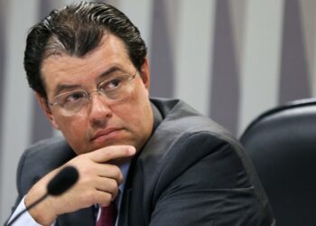 Braga recebe doação de funcionários do seu escritório de apoio no Senado