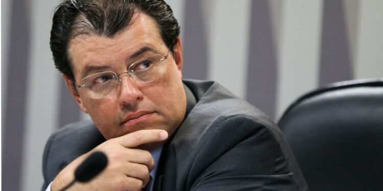 Braga recebe doação de funcionários do seu escritório de apoio no Senado