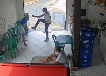 Vídeo: Candidato a deputado estadual aponta arma e agride jovem de 17 anos por causa de bandeira