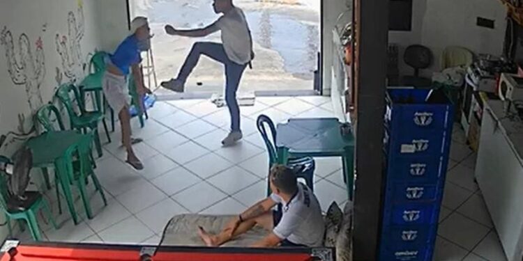 Vídeo: Candidato a deputado estadual aponta arma e agride jovem de 17 anos por causa de bandeira