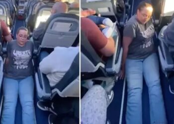 Sem ajuda, cadeirante se arrasta dentro do avião para chegar ao banheiro e desabafa: ‘degradante’