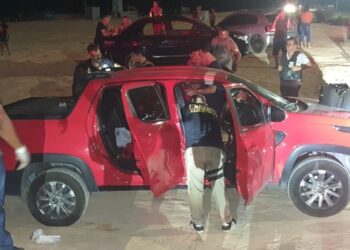 Carro fica crivado de balas após homem ser executado quando saía de festa no Tarumã