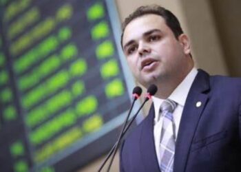 Mobília milionária, briga com prefeito e suspeita de plágio: Roberto Cidade tenta reeleição na Aleam