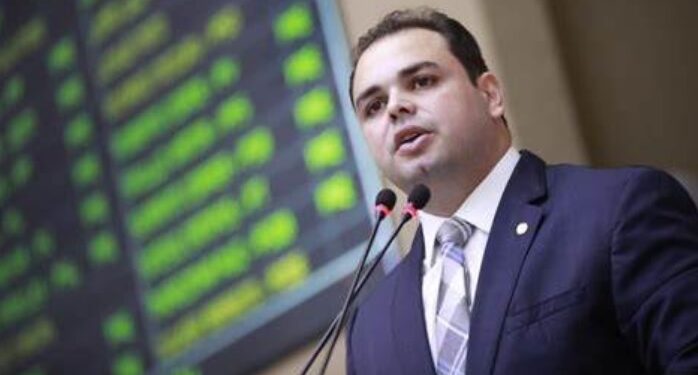 Mobília milionária, briga com prefeito e suspeita de plágio: Roberto Cidade tenta reeleição na Aleam