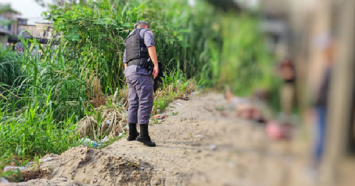 Moradores escutam papoco de tiros e encontram homem assassinado no ‘Jorge Texas’