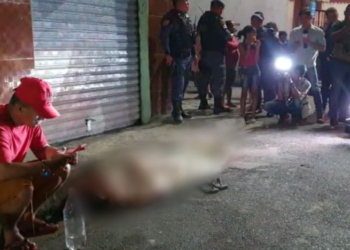 Homem é executado com tiros na cabeça por dupla e mãe passa mal ao ver o corpo