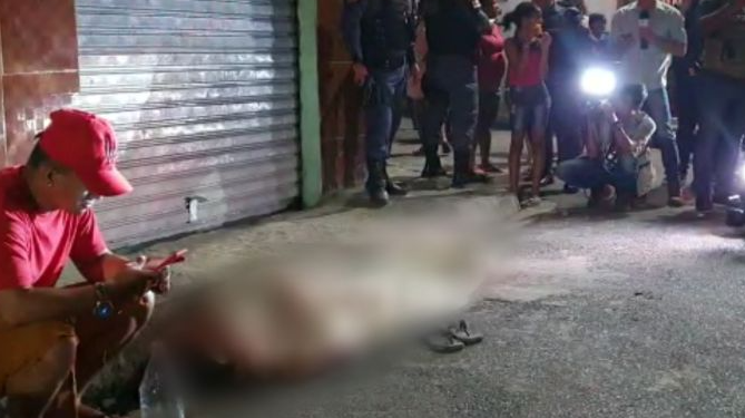 Homem é executado com tiros na cabeça por dupla e mãe passa mal ao ver o corpo