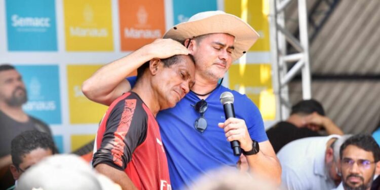 Prefeito David Almeida se emociona com amigo de infância e anuncia ajuda à Fazenda da Esperança