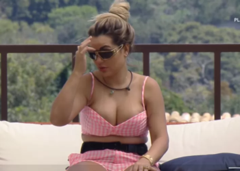 Em A Fazenda, Deolane se irrita com participante de cueca na piscina: ‘Dá pra ver a cabeça’