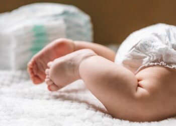 Pai tira droga da cueca e esconde na fralda do filho para não ser preso em Manaus