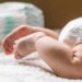 Pai tira droga da cueca e esconde na fralda do filho para não ser preso em Manaus