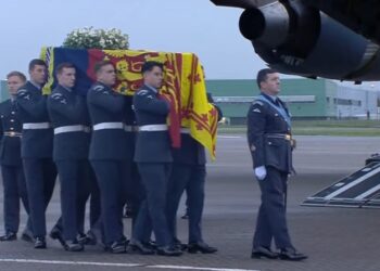 Caixão de Elizabeth 2ª chega a Londres para velório de quatro dias