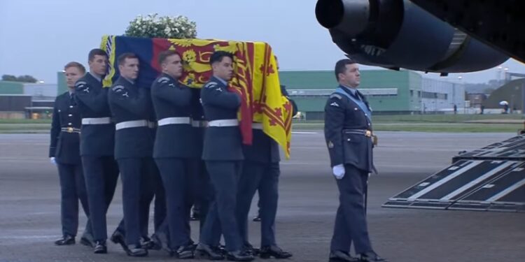 Caixão de Elizabeth 2ª chega a Londres para velório de quatro dias
