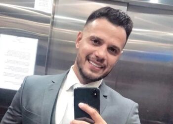 Vídeo: empresário é fuzilado dentro de carrão de luxo enquanto namorada manobra e foge