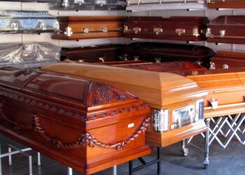 Mulher doa ‘caixão novinho’ do marido após cansar de esperar ele morrer: ‘ viveu mais do que eu esperava’