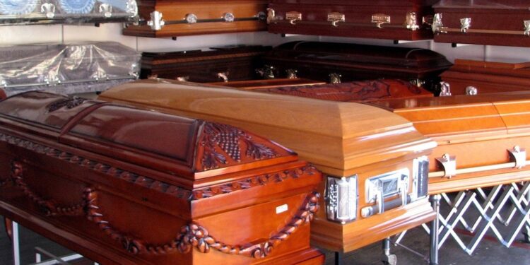 Mulher doa ‘caixão novinho’ do marido após cansar de esperar ele morrer: ‘ viveu mais do que eu esperava’