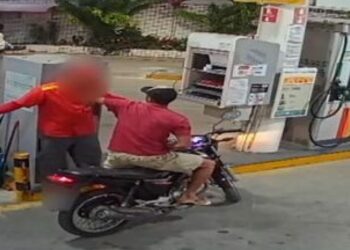 Vídeo: Mãe entrega o filho à polícia após reconhecê-lo em filmagem roubando posto de combustível