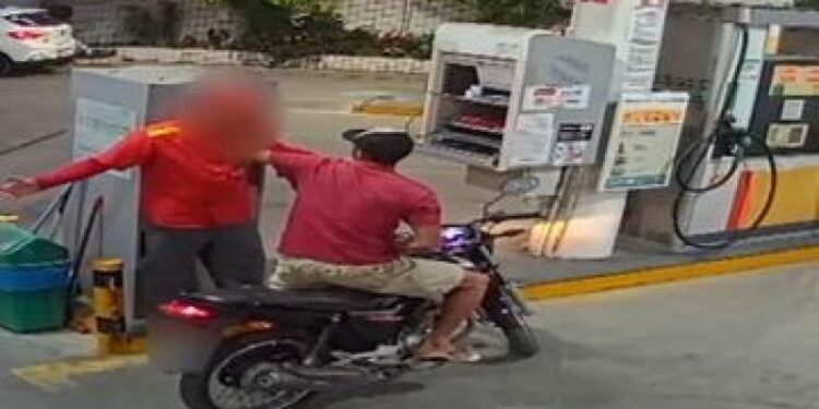 Vídeo: Mãe entrega o filho à polícia após reconhecê-lo em filmagem roubando posto de combustível