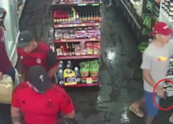 Vídeo: flamenguista chama comparsa e assalta mercadinho na zona Norte