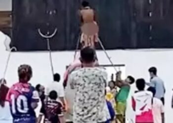 Homem é espancado após namorar com estátua