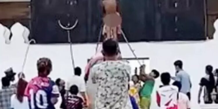 Homem é espancado após namorar com estátua