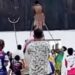 Homem é espancado após namorar com estátua