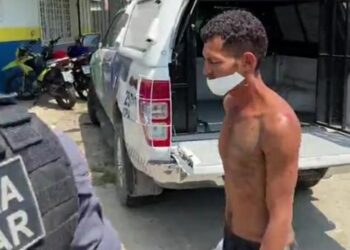 Homem tenta bater nos pais, é espancado por vizinhos e levado de viatura ao hospital em Manaus