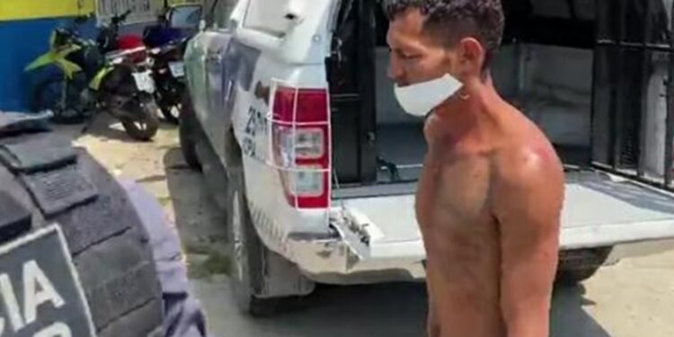 Homem tenta bater nos pais, é espancado por vizinhos e levado de viatura ao hospital em Manaus
