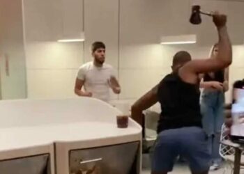 Com machadinha, homem destrói mesas e agride clientes do McDonald’s; veja o vídeo