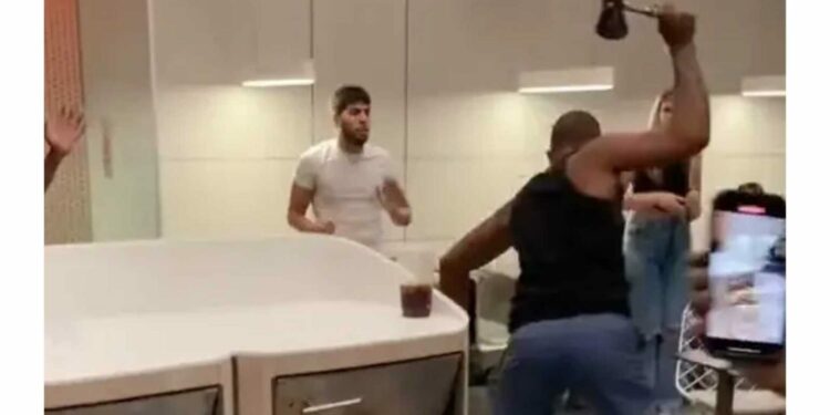 Com machadinha, homem destrói mesas e agride clientes do McDonald’s; veja o vídeo
