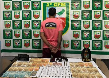 Homem é preso em casa com arma de fogo, drogas e dinheiro em Manaus