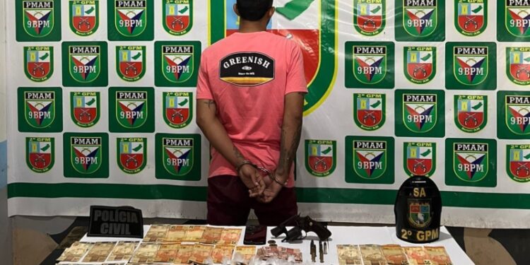 Homem é preso em casa com arma de fogo, drogas e dinheiro em Manaus