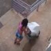 Satanás! Mulher furta cofre da igreja cheio de hóstias e usa carrinho de bebê para disfarçar