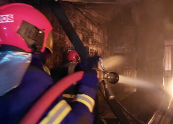 Incêndio iniciado por fogos de artifício atinge galpão de reciclagem e seis casas em Manaus